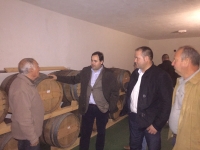 17-12-2015: En Albatana, el presidente del PP, Paco Núñez, visita la fábrica de embutidos y Bodegas San Isidro.