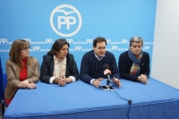 04-03-2016: Paco Núñez mantuvo una reunión de trabajo con la junta local del PP de Almansa, a la que asistió la secretaria provincial, Cesárea Arnedo.