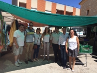 22-06-2016: Mesa informativa en Casas de Juan Núñez, con el coordinador y alcalde de Mahora, Antonio Martínez y el candidato al Congreso Fermín Gómez.