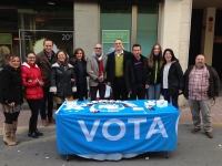 18-12-2015: Mesa informativa del PP en Caudete, con presencia de los candidatos Fermín Gómez y Rosario Rodríguez.