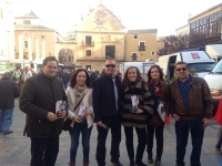 17-12-2015: Paco Núñez y Carmen Navarro, de campaña electoral en el Mercadillo de Chinchilla.