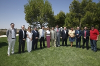 24-07-2013: La presidenta del PP de Castilla-La Mancha y secretaria general del PP, María Dolores Cospedal, en Villarrobledo (Albacete), con el secretario general del PP de Castilla-La Mancha, Vicente Tirado, y los presidentes y secretarios provinciales del PP de CLM