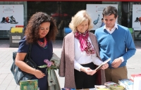23-04-2015: Javier Cuenca ha visitado los distintos espacios en los que se está celebrando el Día del Libro en la capital albaceteña.
