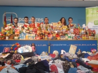 04-01-2015: NNGG realizó una recogida de alimentos y juguetes que serán repartidos entre las familias más necesitadas de la provincia. Un nuevo gesto solidario de los jóvenes del PP.