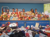 04-01-2015: NNGG realizó una recogida de alimentos y juguetes que serán repartidos entre las familias más necesitadas de la provincia. Un nuevo gesto solidario de los jóvenes del PP.