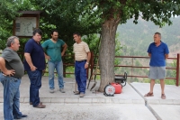 11-08-2015: El portavoz del PP en la Diputación, Antonio Serrano, visita las obras hidráulicas en Paterna del Madera, junto al alcalde y concejales 'populares'..