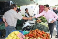 10-05-2015: Javier Cuenca visita el mercado de Aguas Nuevas.