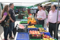 10-05-2015: Javier Cuenca visita el mercado de Aguas Nuevas.