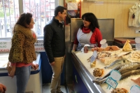 12-04-2015: Javier Cuenca visita el Mercado de Carretas.