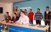 20-12-2012: El presidente del PP de Albacete, Francisco Núñez, la presidenta regiona de NNGG, Cristina Molina, y el presidente provincial de NNGG, Max Monasor, acompañados por varios miembros de Nuevas Generaciones presentando la campaña 'Populares Solidarios'