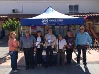 16-06-2016: Mesa informativa del PP en Fuenteálamo, con los candidatos al Senado Rosario Rodríguez y Marcial Marín, junto a concejales del municipio y simpatizantes del PP.