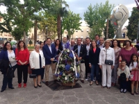 31-05-2016: Paco Núñez y Carmen Navarro, junto al PP de Hellín en la ofrenda floral a la Patrona hellinera.