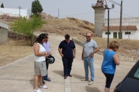 09-08-2015: Antonio Serrano visitó las obras de creación de un espacio temático para el entorno del Castillo de Alcaraz, acompañado por los portavoces del PP en la comarca.