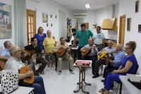 17-08-2015: El portavoz del PP en la Diputación, Antonio Serrano, visitó la Rondalla de Bogarra en el transcurso de su visita a este municipio, junto al alcalde Angel Valentín Sánchez.