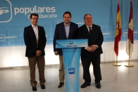 05-10-2015: Vicente Tirado, junto a Francisco Núñez y Javier Cuenca, en la jornada de trabajo en la sede del PP.