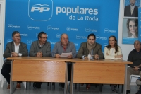 23-11-2015: En La Roda, con los cabezas de lista, Carmen Navarro y Vicente Aroca.