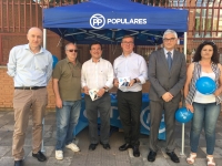 21-06-2016: Los candidatos Marcial Marín y Francisco Molinero, en la mesa informativa instalada en el Colegio Diego Velázquez de la calle Julio Carrilero, de Albacete.