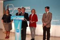 04-03-2013: El coordinador de Acción Política del PP-CLM, Leandro Esteban, en rueda de prensa junto a Francisco Núñez, Carmen Bayod, Cesárea Arnedo y Javier Cuenca.