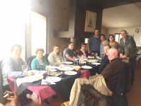 13-12-2015: Los candidatos Fermín Gómez y María del Carmen Álvarez, junto a Cesárea Arnedo, en un almuerzo con afiliados de Letur.