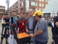 01-05-2015: González Pons y Francisco Núñez, en la primera mascletá de las Fiestas Mayores de Almansa.