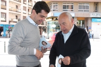 08-05-2015: Javier Cuenca participa en una mesa informativa en Villacerrada.