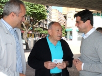 08-05-2015: Javier Cuenca participa en una mesa informativa en Villacerrada.