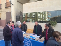 07-12-2015: Mesa informativa del PP en el Mercadillo de Ontur, con presencia del cabeza de lista al Senado, Vicente Aroca.