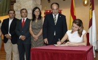 24-07-2013: Cospedal firmando el Libro de Honor en el Ayuntamiento de Villarrobledo.