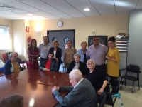 09-10-2015: La coordinadora de la Ruta Social del PP, Carmen Navarro, se interesó por las actividades de la Asociación del Parkinson de Villarrobledo.