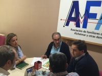 29-09-2015: Paco Núñez y Carmen Navarro se interesaron por el trabajo de AFA-Almansa.