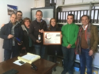 01-12-2015: En Valdeganga, Carmen Navarro y Fermín Gómez, visitan la Cooperativa y muestran su apoyo a los viticultores de la comarca.