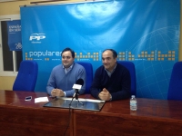 01-03-2016: Reunión de Paco Núñez con la junta local del PP de Villarrobledo, encabezada por Valentín Bueno.
