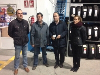 02-12-2015: La cabeza de lista al Congreso, Carmen Navarro, junto a Fermín Gómez ,visitan empresas de Villarrobledo.