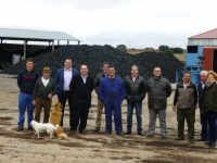 09-04-2014: El vicepresidente tercero de la Diputación Provincial y alcalde de Villarrobledo, Valentín Bueno, ha visitado una destilería de Ossa de Montiel acompañado por algunos afiliados del PP.