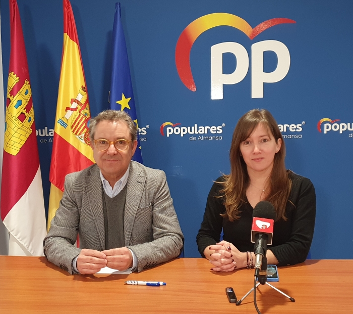 Antonio Martínez, junto a Tania Andicoberry, en la sede del PP de Almansa.