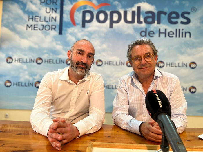 Armentario López y Antonio Martínez, en la sede del PP de Hellín.