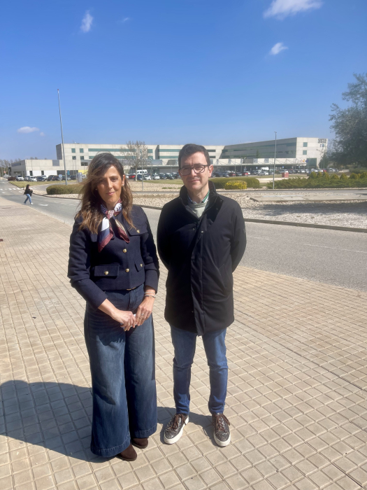 Mar&iacute;a Gil y Longinos Mar&iacute;, en los aleda&ntilde;os del Hospital Comarcal de Almansa.