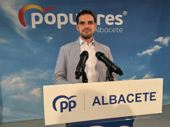Santiago Serrano, en rueda de prensa en la sede del PP de Albacete.
