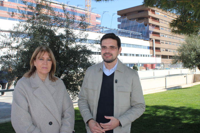 Llanos Navarro y Santiago Serrano, en las inmediaciones del Hospital General de Albacete.