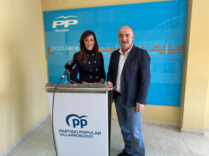 Mar&iacute;a Gil y Valent&iacute;n Bueno, en la sede del PP de Villarrobledo.