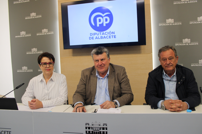 Isabel Palencia, Antonio Serrano y Juan Jos&eacute; Grande, durante la rueda de prensa del Grupo Popular de la Diputaci&oacute;n.