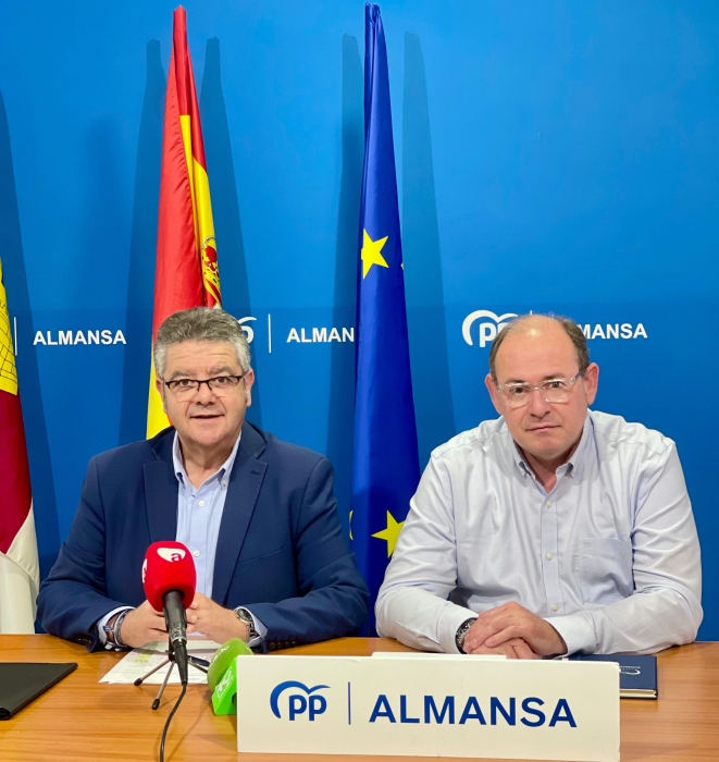 Juan Antonio Moreno y Javier S&aacute;nchez, en la sede del PP de Almansa.