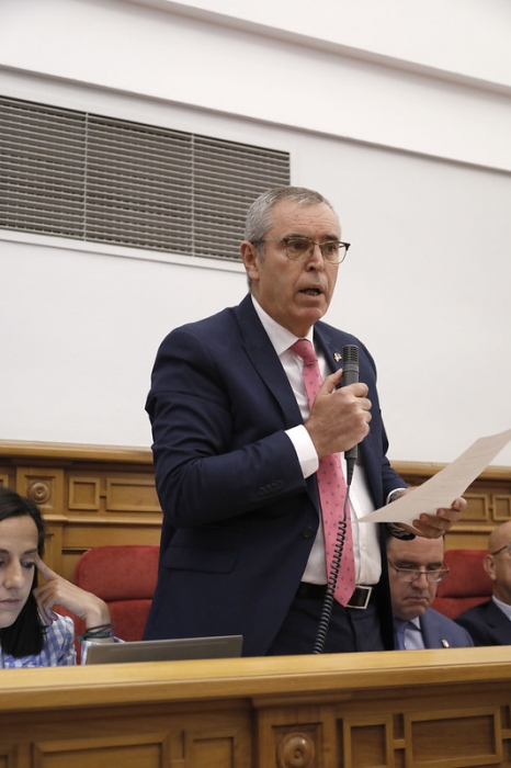 Vicente Aroca, en el Pleno de las Cortes de Castilla-La Mancha.