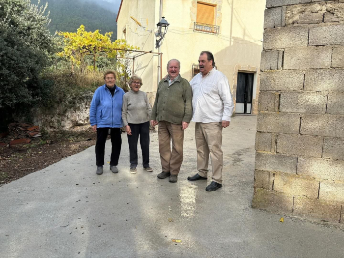 Santiago Alarc&oacute;n, junto a vecinos de la aldea de Pedazuelo, Yeste.