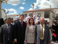 La senadora Belén Torres y el portavoz del PP de Lezuza Antonio González, junto con el resto de concejales del partido.