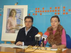 Juan A. Moreno e Inmaculada López, en la sede de Hellín.