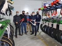 Manuel Serrano durante su visita a la empresa 'Berria Bike' en Villarrobledo