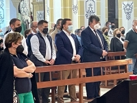 Manuel Serrano durante su asistencia a la misa de bienvenida al Cristo del Sahúco en Peñas de San Pedro