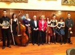 En la foto Carmen Bayod junto a los jóvenes valores y el Director de la Orquesta Sinfónica del Conservatorio Fermín Navarrete García.