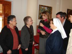 Cospedal durante su visita a la Residencia de Mayores Nuestra SeÃ±ora de los Remedios en La Roda